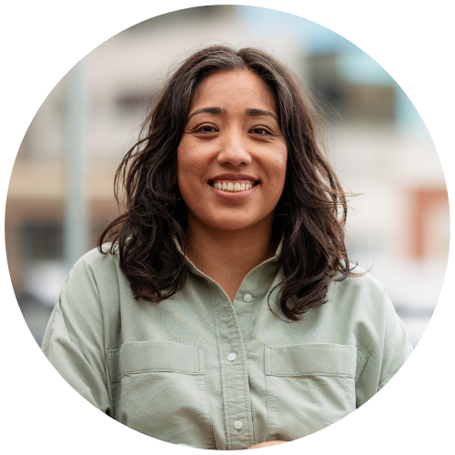 Laura Flores headshot